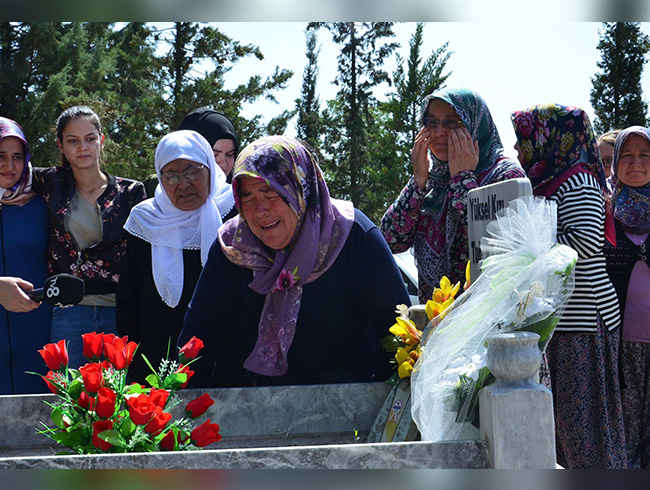 10 yandayken ldrlen teyze ocuklarnn aileleri kabirleri banda dua etti