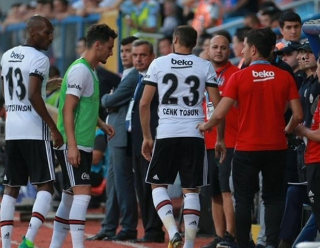 Karabk manda oyuna giremeyen Cenk Tosun, enol Gne'e tepki gsterdi