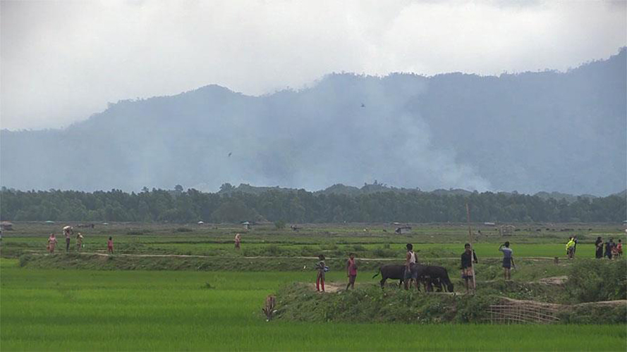 Arakan'da Myanmar askerleri ve Budist milliyetilerin yakt kylerden ykselen dumanlar Banglade tarafndan net ekilde grlyor