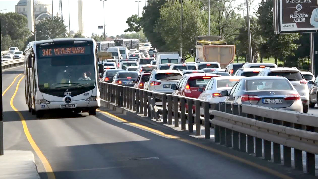 Metrobs yollarna yeni bariyerler yerletirme almalarnda sona yaklald