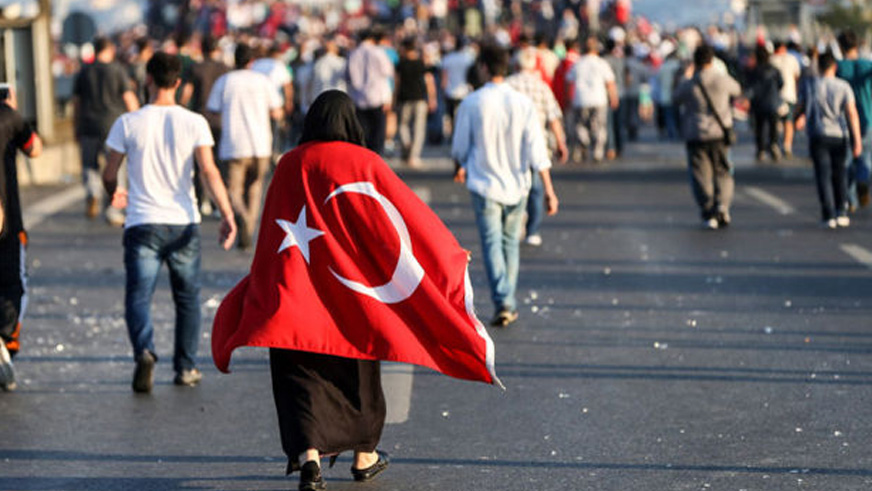 FET davasnda tutuksuz yarglanan erden 'Trk bayra tayan kadna ate edildiini grdm' beyan