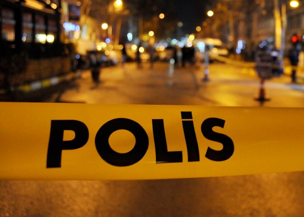 Kucanda bebeiyle yryen anneye kapka yaptlar