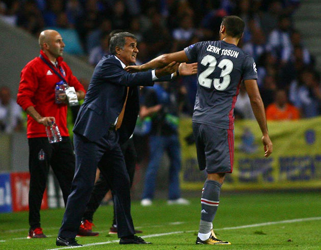 Cenk Tosun'un Porto'ya att gol sosyal medyas sallad