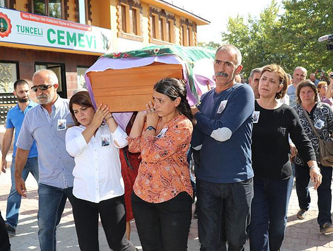 Tutuklu eski milletvekili Aysel Tuluk'un annesi Tunceli'de topraa verildi