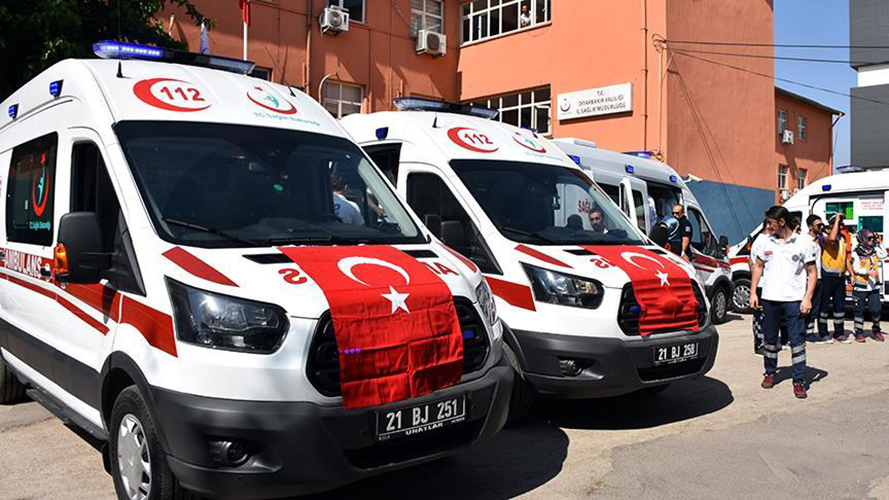 Diyarbakr'a gnderilen 5 ambulans hizmete balad