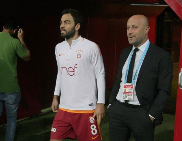 Galatasaray tribnleri Seluk nan'a tepki gsterdi