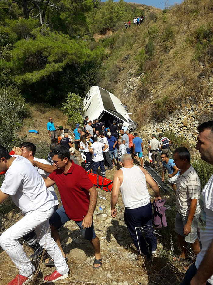 Antalya'da tur otobs uuruma yuvarland: 5 kii hayatn kaybetti