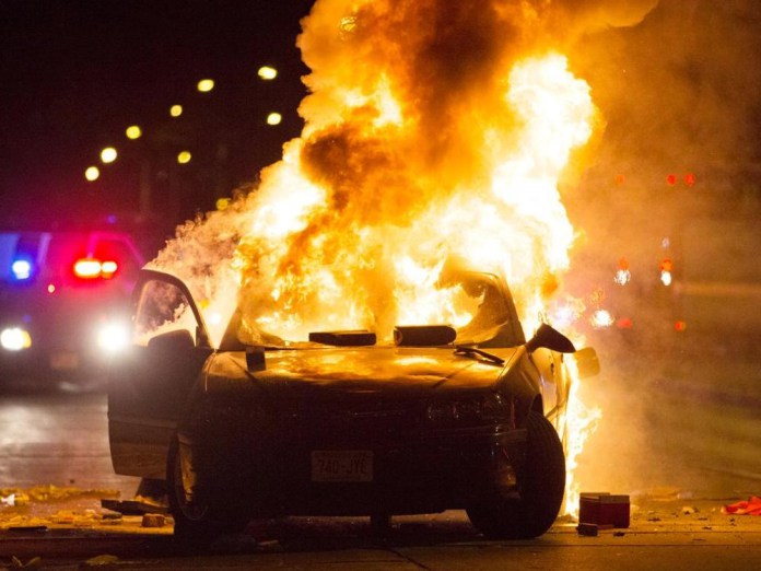 ABD'de gstericiler polis aracn yakp 2 polisi yaralad