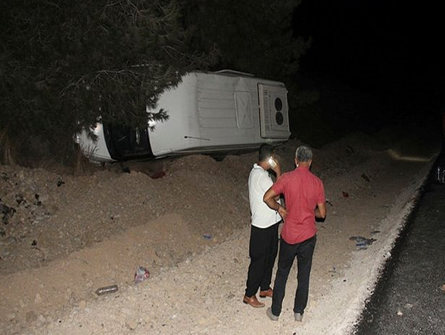 Adana'da yolcu minibs devrildi: 7 yaral!