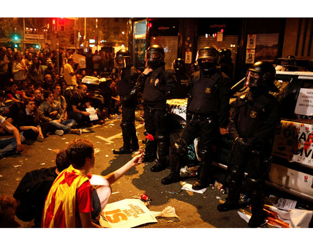 spanya'da gerilim trmanyor: Katalanlar geceyi sokakta geirdi