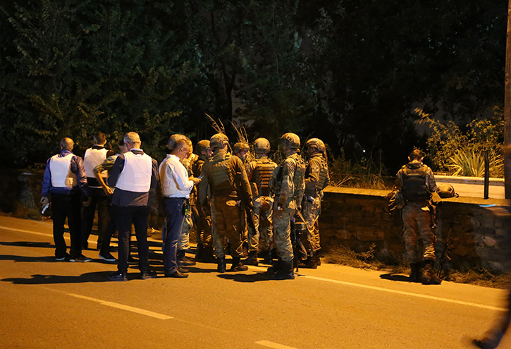 Bursa'da hrszlk phelisi, iki polisi yaralayp kat