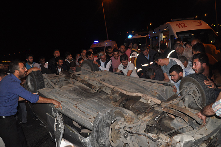 Ankara'da vatandalar, yaral srcy arac kaldrarak kurtard