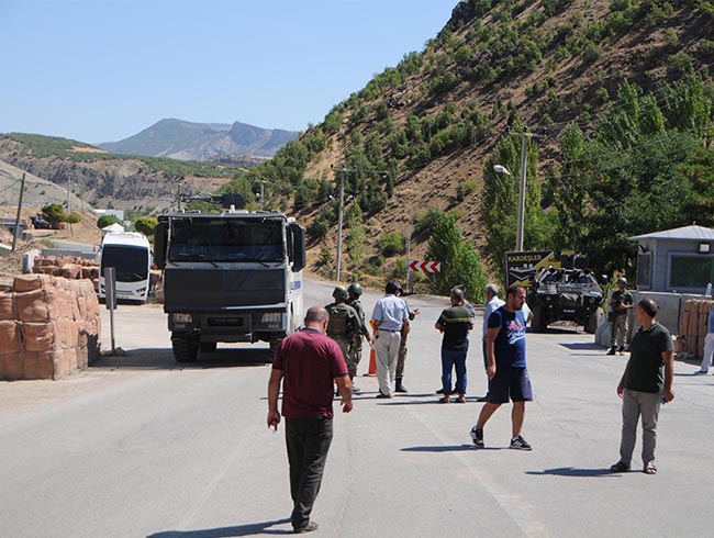 PKKl terristler ara yakt, Tunceli-Plmr yolu trafie kapand