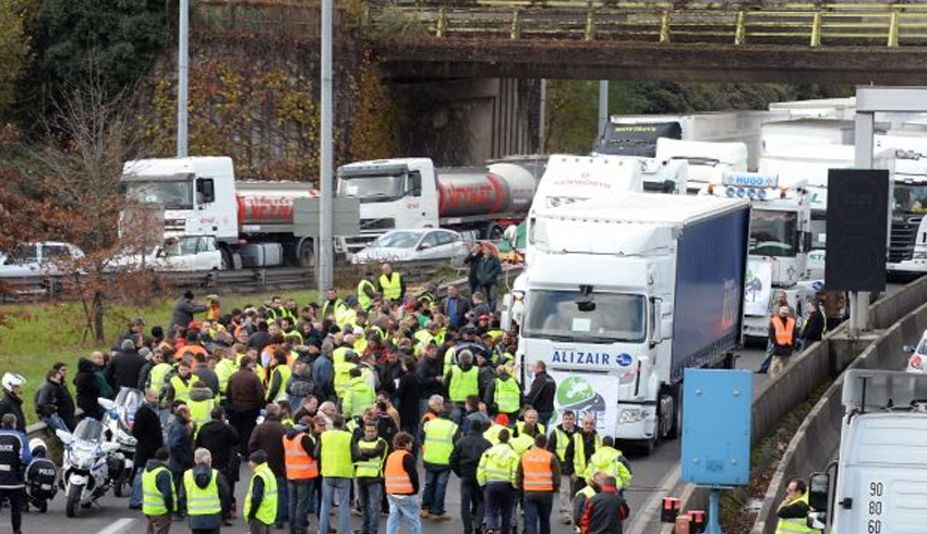 Fransa'da kamyoncularn protestosu hayat fel etti