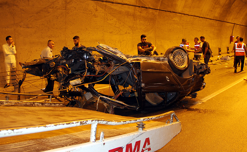 Antalya'da otomobil tnelde bariyere arpt: 2 kii hayatn kaybetti, 1 yaral
