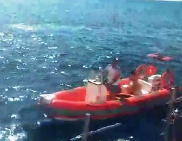 Denizde srklenen kadn itfaiye cankurtaran botu kurtard