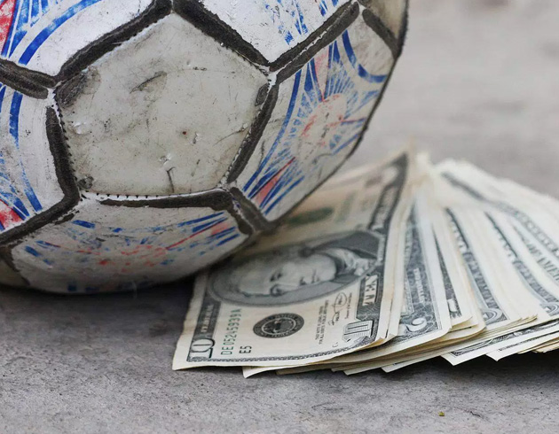 Malawi'de oynanan alt lig manda hakemler 20 Dolar'lk ikeyi beceremedi