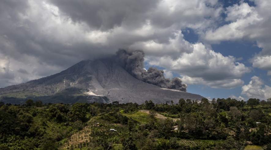 Agung Yanarda'nn faaliyete gemesiyle 100 bin kii tahliye edildi
