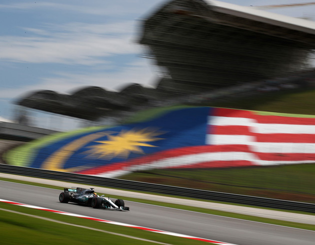 Sezonun 15. yar Malezya Grand Prix'sine Lewis Hamilton ilk sradan balayacak