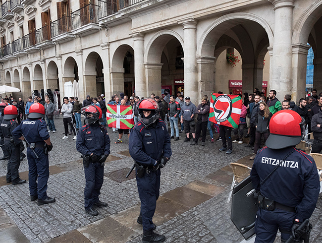 spanya polisi, Katalan iletiim merkezini bast