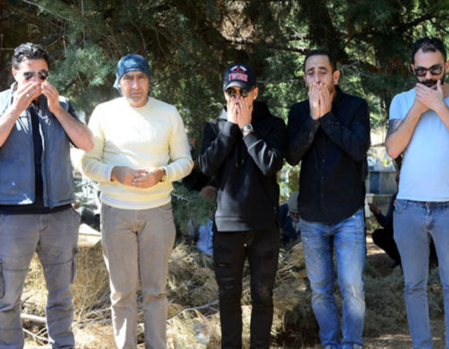 Emre Mor, dedesi Hseyin Mor'u defnetti