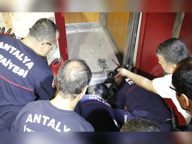 Antalya'da iki kii tamir ettikleri asansrn dmesi sonucu kabin ve duvar arasnda skt