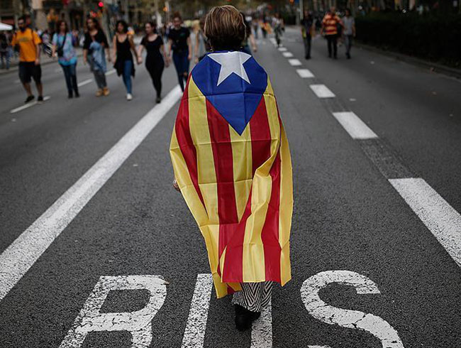 spanyol basn, Katalonya'da askya alnan bamszlk ilann 'antaj' olarak niteledi.