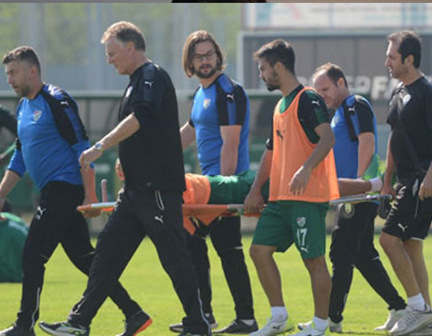Bursaspor'un golc yldz Sercan Yldrm antrenmanda sakatland