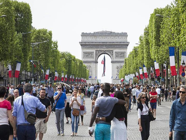 Paris Belediyesi 2030 yl itibaryla benzinli aralar yasaklamay planlyor