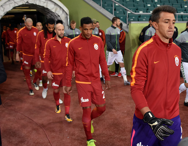 'Cimbom buraya' tezahratlarn anlamayan 11 yabancl Galatasaray takm, tribnleri selamlamaya gitmedi