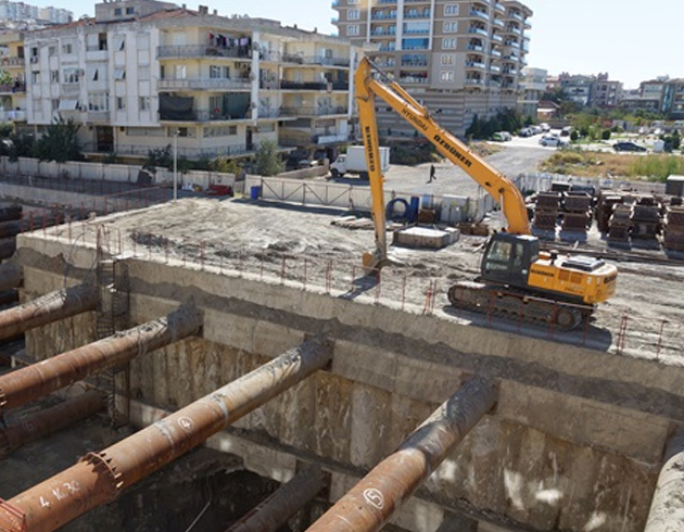 zmir'de kaz srasnda yol kmesi sonucu 7 apartman boaltld
