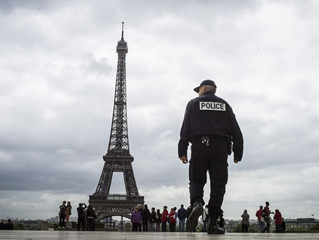 Fransa'da camilere saldr planlayan 10 arlk yanls tutukland