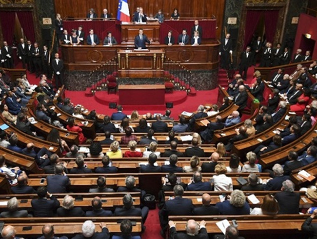Fransa'da terr yasas ad altnda camileri kolay kapatma yasas Senatoda onayland