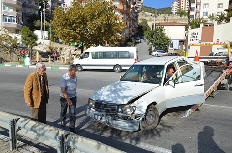 Eref Kolak otomobiliyle kaza yapt