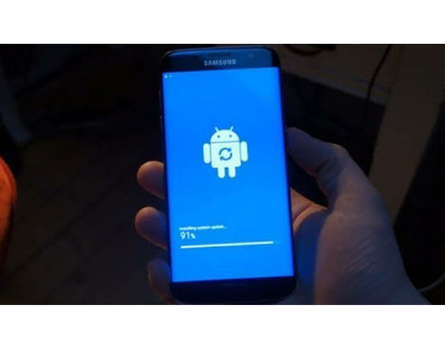 Galaxy S7 ile S7 edge, yeni yazlm gncellemesini ald