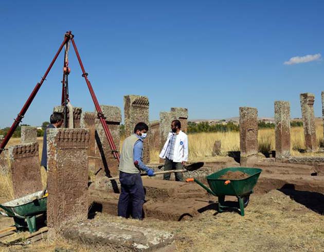 Ahlat'taki Seluklu Mezarl'nda yeni mezar talar bulundu
