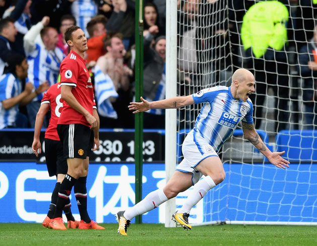Deplasmanda Huddersfield'a 2-1 yenilen Manchester United, ligdeki ilk malubiyetini ald