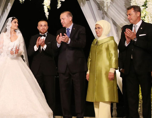 Esra Bilgi ile evlenen Gkhan Tre'nin nikah trenine Cumhurbakan Erdoan ve ei Emine Erdoan da katld