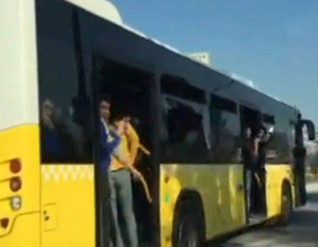 Trk Telekom Stad'na doru yola kan Fenerbaheli taraftarlar, halk otobslerinin camlarn krd