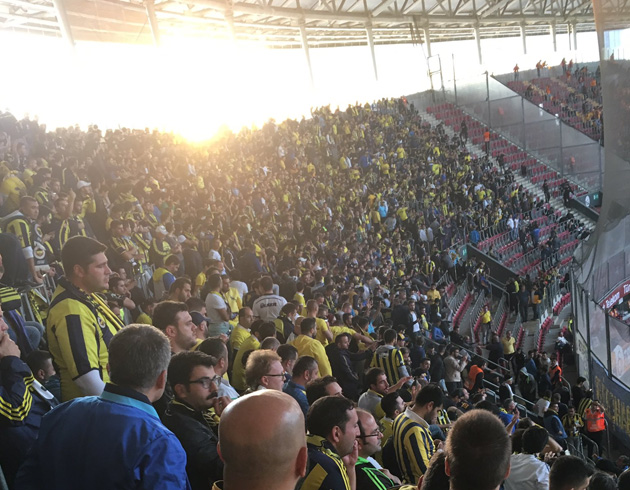 Fenerbaheli taraftarlar, 'Kalbimizdesin Alpaslan Dikmen' pankart at