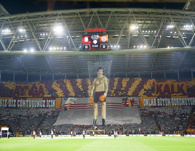 Galatasaray'dan derbi koreografisi: Siz diz ktnz iin onlar byk grnyor. Ayaa kalk