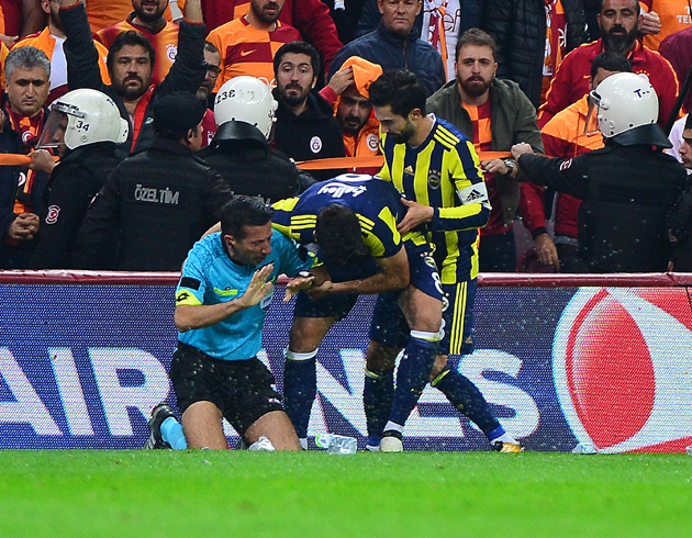 Galatasaray - Fenerbahe derbisinde yan hakeme yabanc madde isabet edince ma bir sre durdu