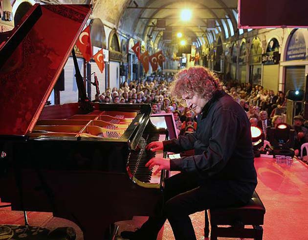 Piyanist Uurlu Kapalar'da konser verdi