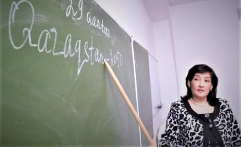 Kazakistan Kiril alfabesinden Latin alfabesine geiyor
