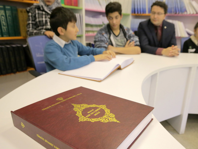 Trkiye Diyanet Vakf grme engelli rencilere Kuran- Kerim hediye etti