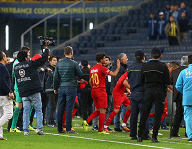 Fenerbahe taraftarndan ynetime protesto