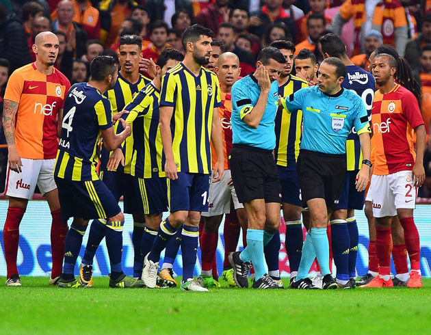 Galatasaray - Fenerbahe derbisinde sahte polis skandal yaand ortaya kt