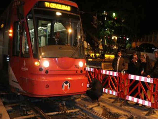 Tramvay yoluna giren ara seferleri aksatt