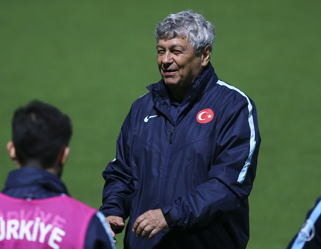 Mircea Lucescu: Oyuncular evrelerindeki insanlara sayg gstermeleri gerektiini bilmeliler