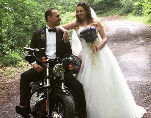 Yeni evli ift motosikletle yaptklar kazada ar yaraland